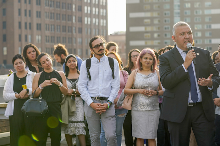 Manuel Castro, Comisionado de la Oficina de la Alcaldía para Asuntos del Inmigrante de la ciudad de Nueva York, habla el lunes 27 de junio del 2022 en Nueva York.