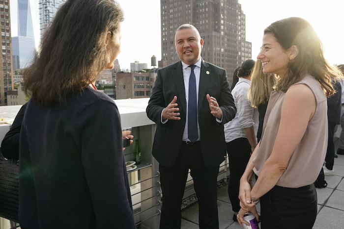 Manuel Castro, Comisionado de la Oficina de la Alcaldía para Asuntos del Inmigrante de la ciudad de Nueva York, habla el lunes 27 de junio del 2022 en Nueva York. 