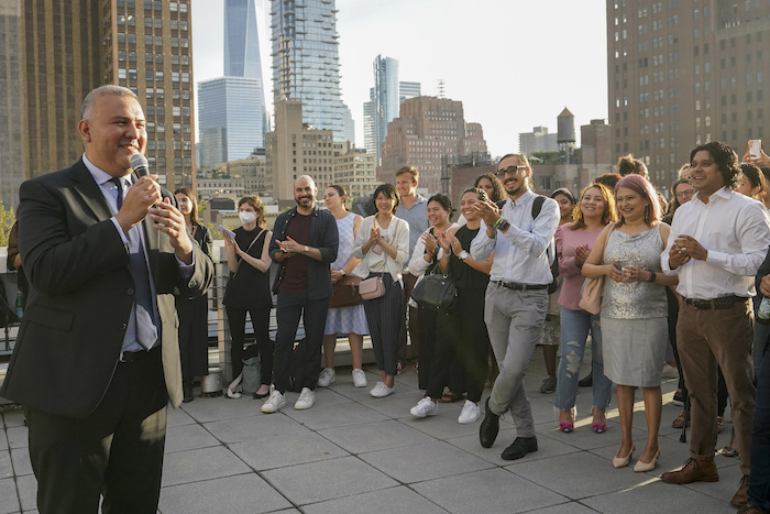 Manuel Castro, Comisionado de la Oficina de la Alcaldía para Asuntos del Inmigrante de la ciudad de Nueva York, habla el lunes 27 de junio del 2022 en Nueva York.