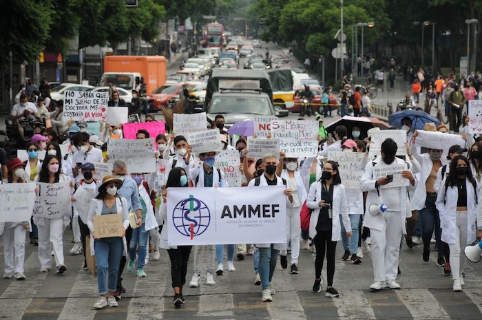 Las y los médicos exigen mayor seguridad en las regiones donde tienen que prestar sus servicios para poder titularse de sus respectivas carreras.