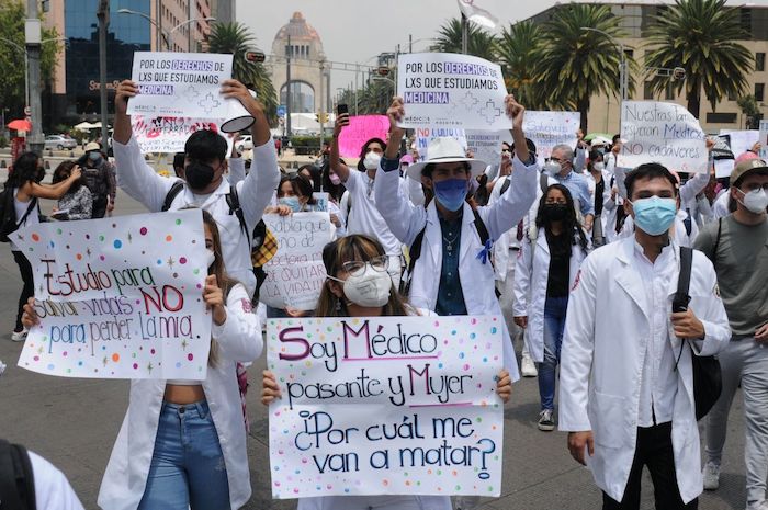 Estudiantes de Medicina, médicos residentes y pasantes de la carrera se manifestaron en el Monumento a la Revolución y marcharon rumbo al Zócalo de la capital para protestar en contra de la inseguridad que persiste en distintas regiones del país, donde tienen que realizar su servicio social.