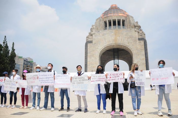 "La vocación no debería costarnos la vida", se leía en una de las pancartas de los médicos.