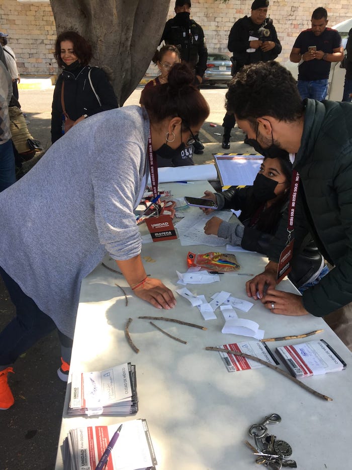 Mesa donde se realizó el conteo de votos de la elección interna de Morena en Tlatelolco, en la Ciudad de México.