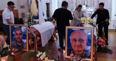 Jesuitas, familias de comunidades tarahumaras y autoridades asistieron a darle el último adiós a Joaquín César Mora Salazar, de 80 años, y Javier Campos Morales, de 79, sacerdotes jesuitas quienes fueron asesinados dentro del templo de Cerocahui en el municipio de Urique.