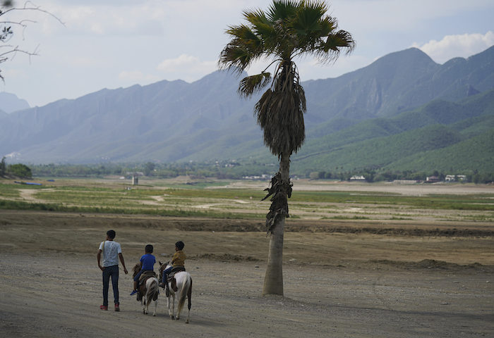 Niños Montan a Caballo Frente a La Playa En La Represa La Boca Que Abastece De Agua a La Ciudad Norteña De Monterrey En Santiago México El Sábado De Julio De