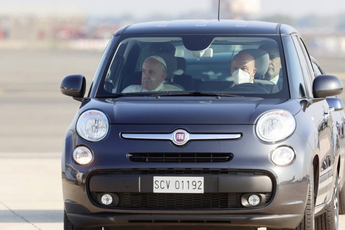 El Papa Francisco Llega Al Aeropuerto Internacional Leonardo Da Vinci De Roma El Domingo De Julio De Para Abordar Su Vuelo a Edmonton Canadá Donde Comenzará Una Visita Pastoral De Seis Días Al País