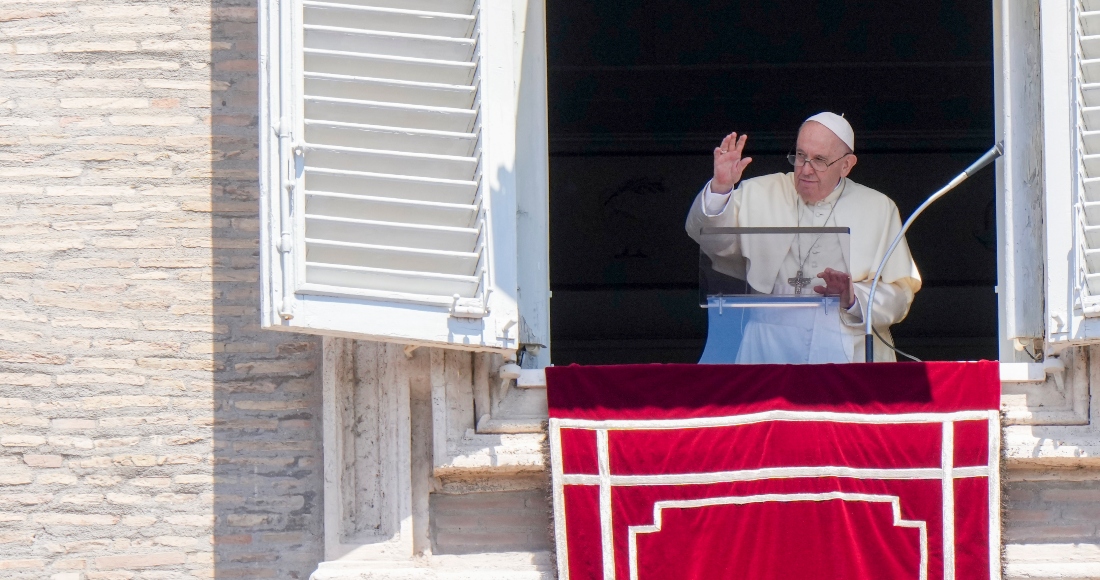 El Papa Francisco da la bendición durante el Ángelus desde la ventana de su estudio con vista a la Plaza de San Pedro, en el Vaticano, el domingo 17 de julio de 2022.