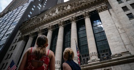 Peatones pasan delante del edificio de la Bolsa de Valores de Nueva York.