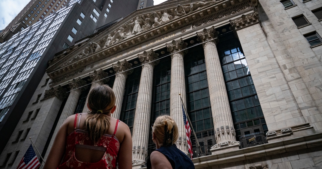 Peatones pasan delante del edificio de la Bolsa de Valores de Nueva York.