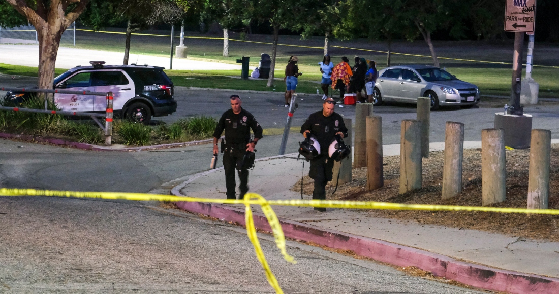 Agentes de policía dejan el lugar de un tiroteo en el parque Peck, el domingo 24 de julio de 2022, en San Pedro, California.