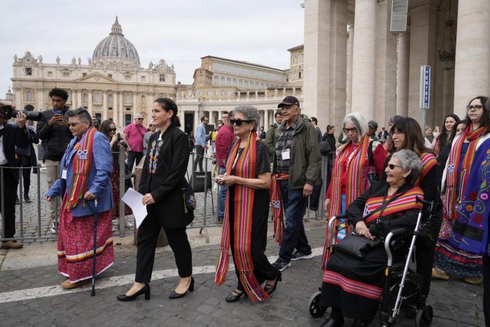 En Esta Imagen De Archivo La Presidenta De La Comunidad Metis Cassidy Caron segunda Por La Izquierda Y Otros Delegados Llegan a Un Encuentro Con Reporteros En La Plaza De San Pedro Tras Reunirse Con El Papa Francisco En El Vaticano El De Marzo De