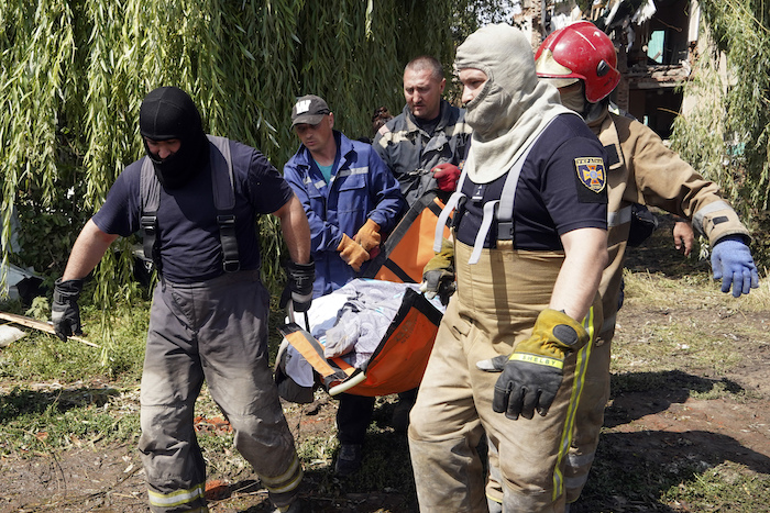 Rescatistas Trasladan El Cuerpo De Una Mujer Asesinada En Un Ataque Ruso El De Julio En Chuhuiv En La Región De Járkiv Ucrania El De Julio De