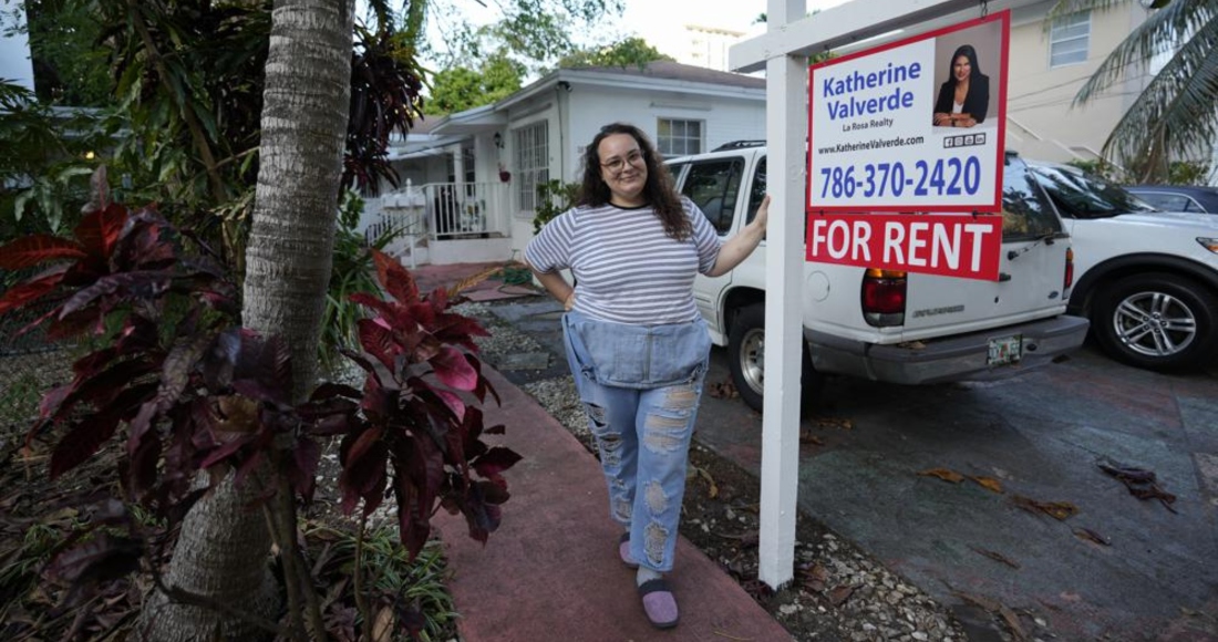 Krystal Guerra, de 32 años, posa para una fotografía afuera de su apartamento el sábado 12 de febrero de 2022 en Miami, el cual va a tener que dejar luego de que le subieron el alquiler.