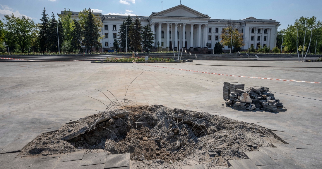 Un cráter tras un ataque ruso de misiles ante el ayuntamiento de Kramatorsk, en el este de Ucrania, el sábado 16 de julio de 2022.