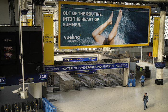 Una Entrada a La Estación De Metro De Waterloo Cerrada Por Una Huelga Del Servicio En Londres El De Junio De