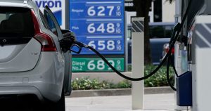 Una gasolinera en Sacramento, California, mostrando precios de más de seis dólares por galón para diferentes tipos de gasolina y diésel, el viernes 27 de mayo de 2022.