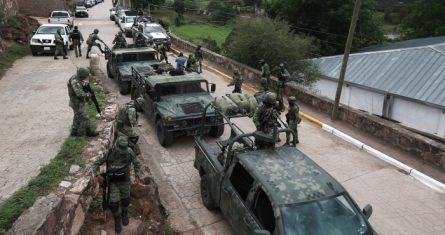 Vehículos del Ejército mexicano llegan a Cerocahui, México, el miércoles 22 de junio de 2022. Dos sacerdotes jesuitas fueron asesinados dentro de la iglesia del poblado.