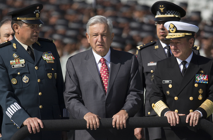 El Presidente de México, Andrés Manuel López Obrador, flanqueado por el Secretario de Defensa, General Luis Crescencio Sandoval, a la izquierda, y el Secretario de Marina, José Rafael Ojeda, pasan revista a las tropas de la Guardia Nacional, en Ciudad de México, el 30 de junio de 2019.