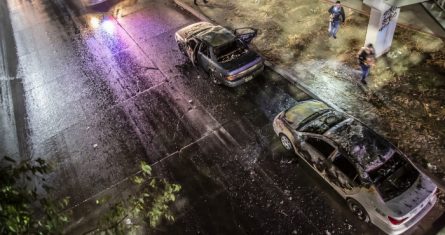 En una acción simultánea, alrededor de 20 vehículos fueron quemados en Baja California. Dos vehículos fueron quemados en el Periférico de Tijuana.