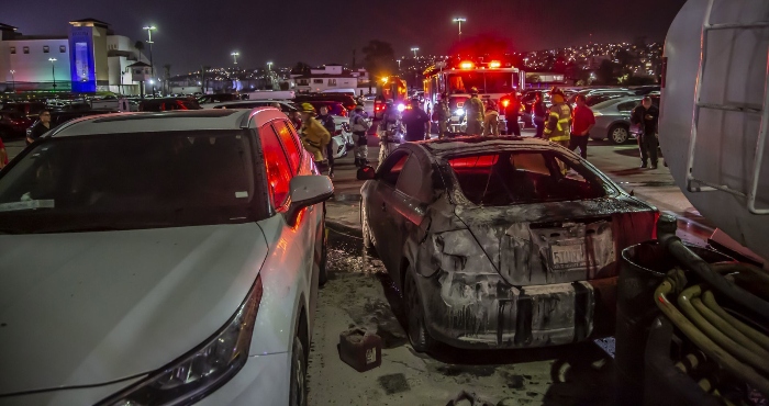 En Una Acción Simultánea Alrededor De Vehículos Fueron Quemados En Baja California Un Tractocamión Fue Quemado En El Periférico De Tijuana