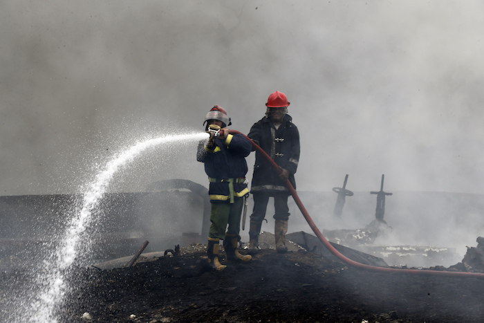 Los Bomberos Trabajan Para Apagar Un Incendio Mortal En Una Instalación De Almacenamiento De Petróleo En Matanzas Cuba El Martes De Agosto De