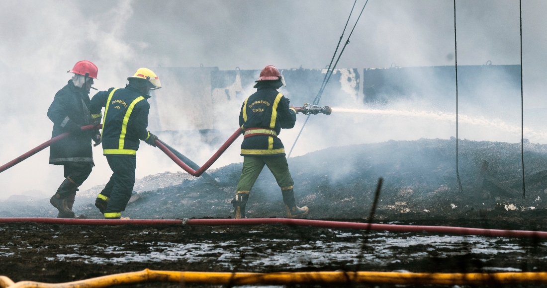 Los bomberos trabajan para apagar un incendio mortal en una instalación de almacenamiento de petróleo en Matanzas, Cuba, el martes 9 de agosto de 2022. El siniestro se desencadenó cuando un rayo golpeó uno de los ocho tanques de la instalación la noche del viernes 5 de agosto.