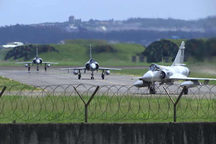 Cazas Mirage De La Fuerza Aérea De Taiwán Se Desplazan Sobre Una Pista De Una Base El Viernes De Agosto De En Hsinchu Taiwán