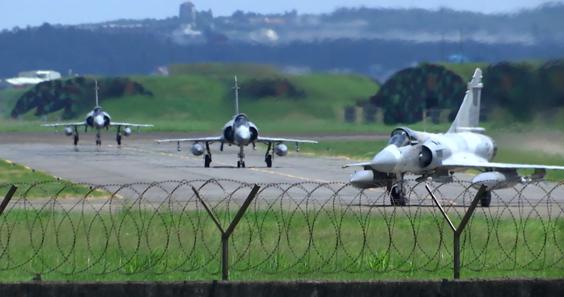 Cazas Mirage de la Fuerza Aérea de Taiwán se desplazan sobre una pista de una base, el viernes 5 de agosto de 2022, en Hsinchu, Taiwán.