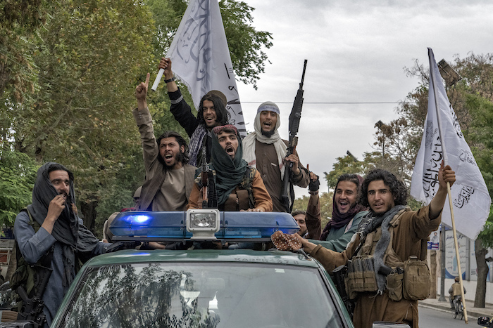 Combatientes del Talibán celebran el primer año desde que tomaron el control de la capital Kabul, frente a la Embajada de Estados Unidos, en Kabul, Afganistán, el lunes 15 de agosto de 2022. 