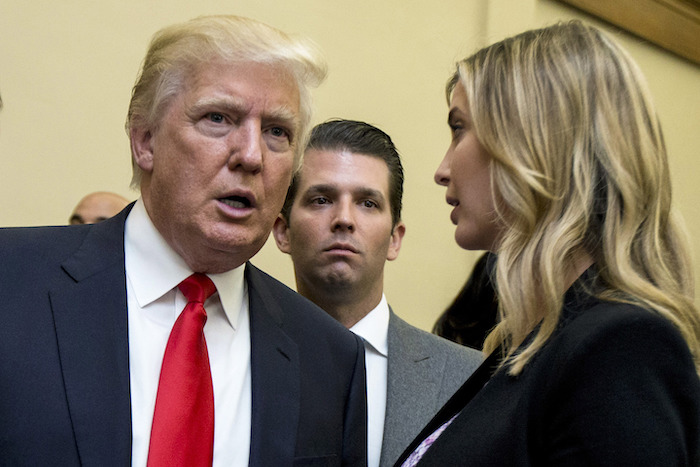 Donald Trump Su Hijo Donald Trump Jr Y Su Hija Ivanka Trump Durante La Presentación Del Diseño Del Trump International Hotel El De Septiembre De En Washington