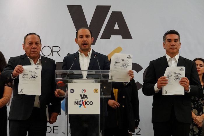 Jesús Zambrano, Marko Cortés y Alejandro Moreno Cárdenas durante la conferencia de la coalición Va Por México en el hotel Marquis Reforma.