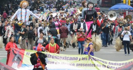 Los integrantes de Pueblos Indígenas avanzaron por Paseo de la Reforma hasta llegar al Zócalo.