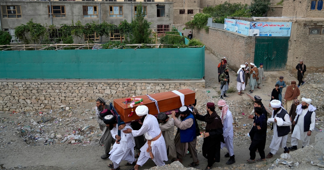 Dolientes cargan el cuerpo de una víctima de un ataque en una mezquita de Kabul, Afganistán, el jueves 18 de agosto de 2022.