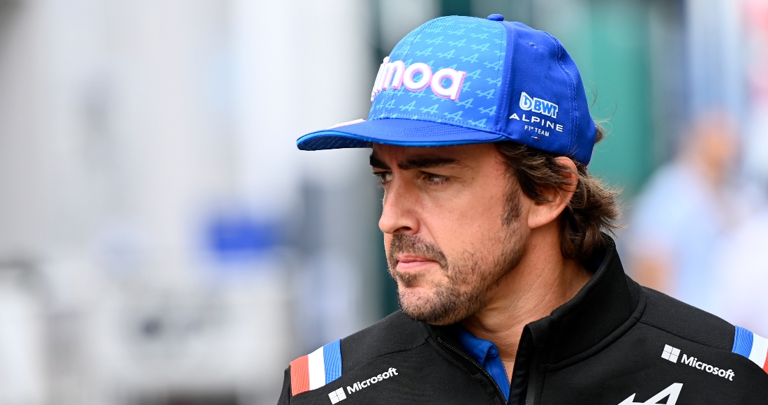 El piloto español de Alpine Fernando Alonso camina por el paddock antes del Gran Premio de Hungría en el circuito de Hungaroring en Mogyorod, cerca de Budapest, Hungría, el domingo 31 de julio de 2022.