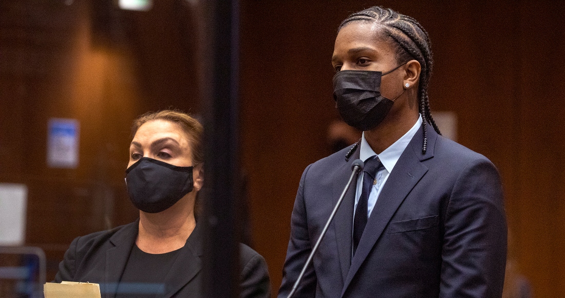 El rapero A$AP Rocky, derecha, en una sala de la Corte Superior de Los Ángeles el 17 de agosto de 2022. El rapero, cuyo nombre verdadero es Rakim Mayers, se declaró inocente de dos cargos por agresión con arma de fuego derivados de una discusión en Hollywood en noviembre de 2021.