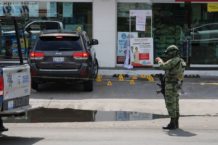 Guillermo Mendoza Suárez, hijo del Alcalde de Celaya, Javier Mendoza Márquez, fue asesinado afuera de una farmacia.