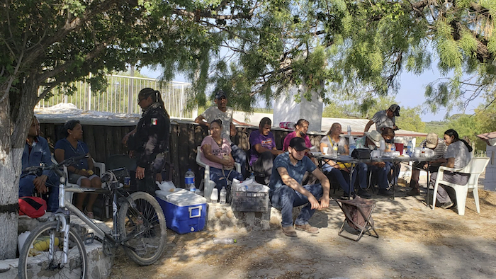 Familiares de mineros atrapados en una mina de carbón colapsada e inundada esperan información afuera de la mina en Sabinas, en el estado mexicano de Coahuila, el jueves 4 de agosto de 2022. Foto: