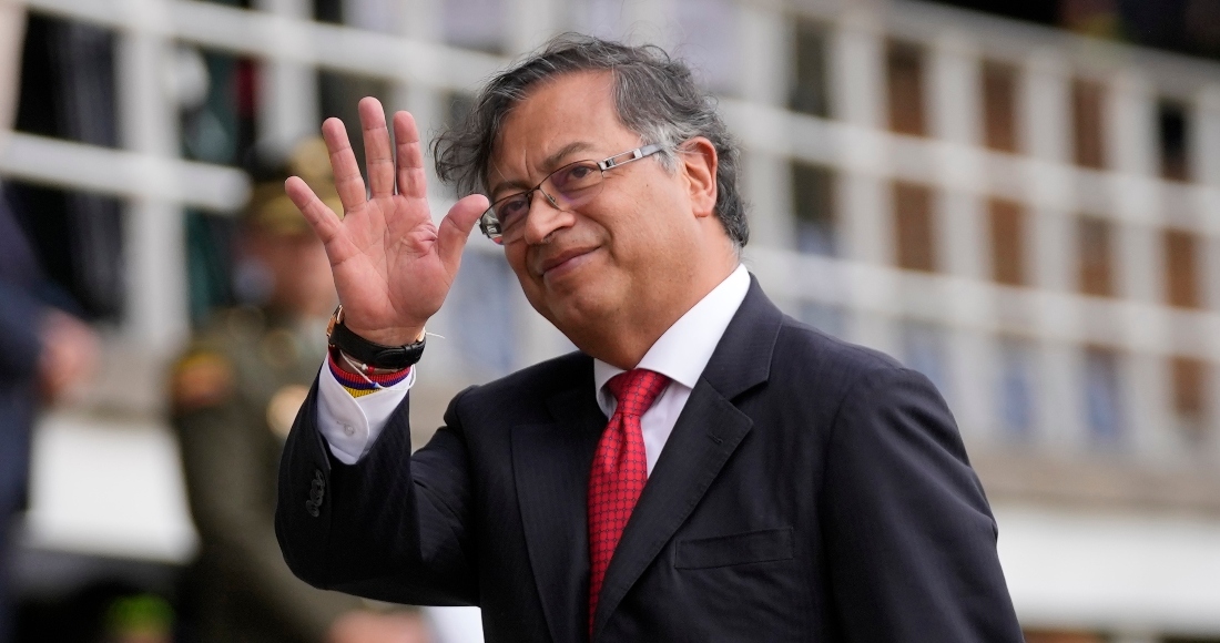 El Presidente de Colombia, Gustavo Petro, saluda a los periodistas durante la ceremonia de juramentación de su nuevo jefe de policía, en Bogotá, Colombia, el viernes 19 de agosto de 2022.