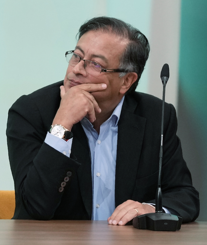 El Presidente Electo De Colombia Gustavo Petro Escucha Durante Un Discurso En La Universidad Externado En Bogotá Colombia El Martes De Julio De