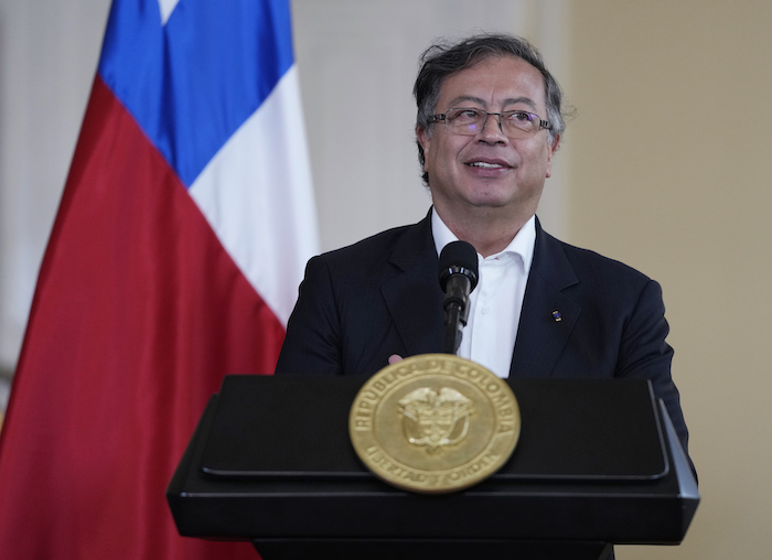 El Presidente De Colombia Gustavo Petro Da Una Conferencia De Prensa Conjunta Con El Presidente De Chile Gabriel Boric En El Palacio Presidencial De Nariño En Bogotá Colombia El Lunes De Agosto De