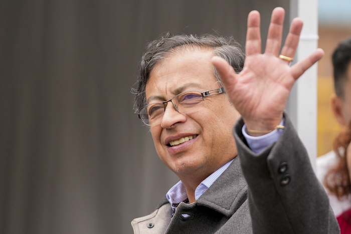 El Entonces Candidato Presidencial Gustavo Petro Saluda a Su Llegada Para Votar En Una Segunda Vuelta Presidencial En Bogotá Colombia El Domingo De Junio De