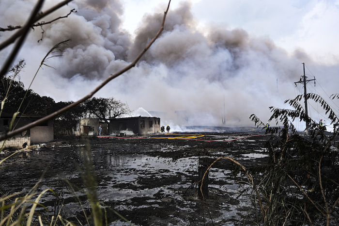 El Humo Continúa Saliendo De Un Incendio Mortal De Varios Días En Una Gran Instalación De Almacenamiento De Petróleo En Matanzas Cuba El Martes De Agosto De