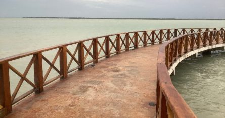 Puente en una playa.