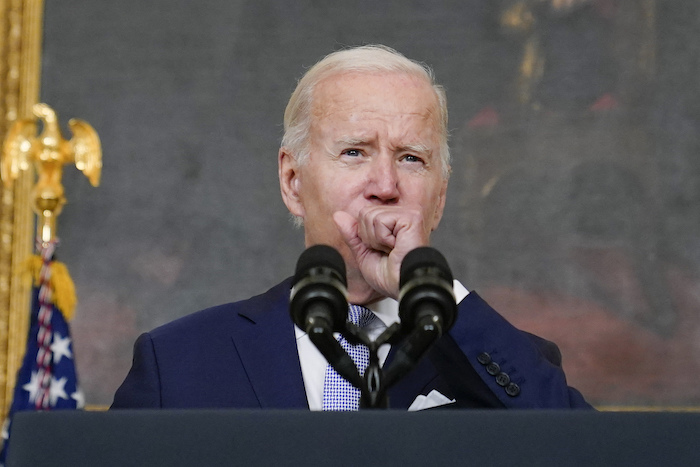 El Presidente estadounidense Joe Biden tose al hablar sobre la inflación en la Casa Blanca el 28 de julio el 2022.