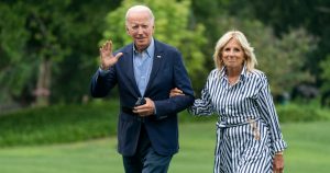 El Presidente estadounidense Joe Biden y la primera dama Jill Biden caminan por los jardines de la Casa Blanca al regresar de una visita a Kentucky para inspeccionar los daños causados por inundaciones, el lunes 8 de agosto de 2022.