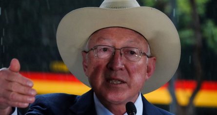 Ken Salazar, Embajador de Estados Unidos en México, pidió resolver crisis de inseguridad en el país.