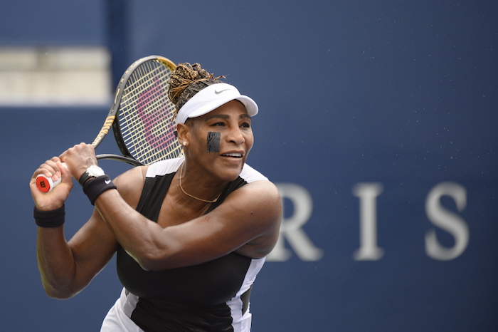 La Estadounidense Serena Williams Regresa Un Tiro En El Encuentro De Primera Ronda Del Abierto National Bank En Toronto Ante La Española Nuria Parrizas díaz El Lunes De Agosto Del