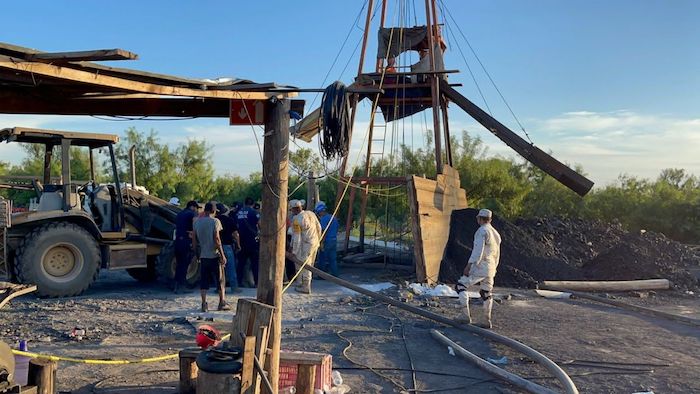 La Guardia Nacional, elementos de la Sedena, así como familiares de los trabajadores se mantienen en las cercanías de la mina.