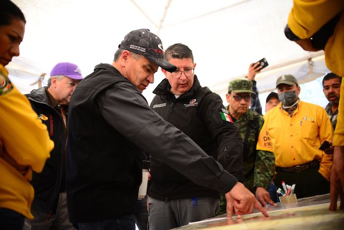 Miguel Riquelme Solís, Gobernador de Coahuila, supervisa la estrategia para combatir el incendio forestal en la Sierra de Santiago.