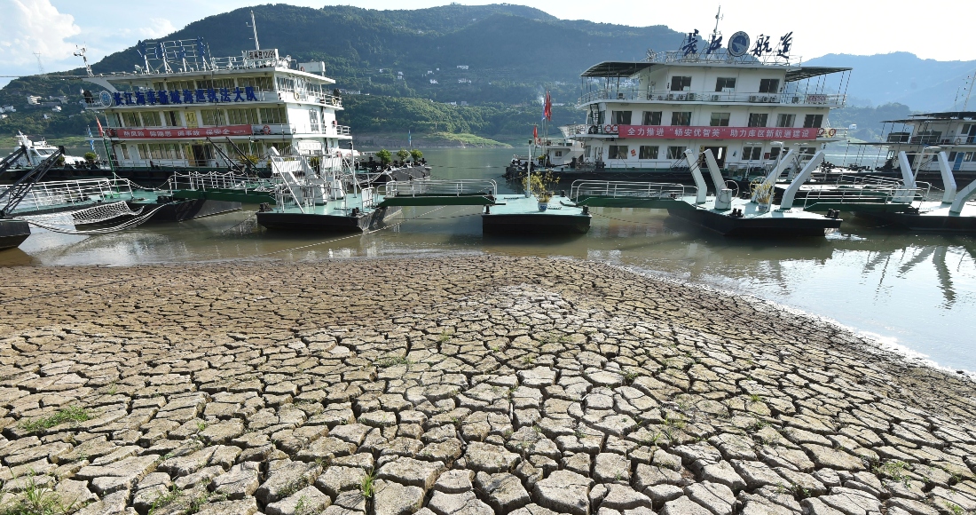 Muelles sobre tierra seca después de que el nivel del agua bajara en el río Yangtsé en Chongqing, al suroeste de China, el martes 16 de agosto de 2022.